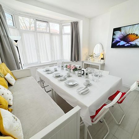 Luxurious House Near Excel- Air Conditioning, 9 Beds, 2 Baths, Garden, Fast Wifi London Eksteriør bilde