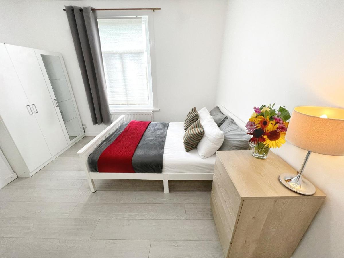 Luxurious House Near Excel- Air Conditioning, 9 Beds, 2 Baths, Garden, Fast Wifi London Eksteriør bilde